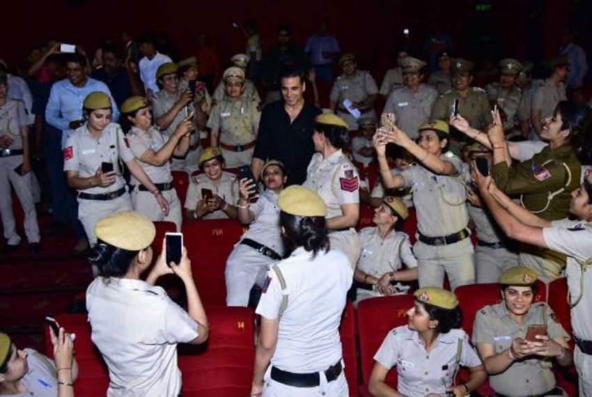 यह नाम शबाना की पहली स्क्रीनिंग थी और इसे ख़ास बनाया अक्षय ने दिल्ली की महिला पुलिस की टीम के साथ। तापसी और अक्षय दिल्ली में फ़िल्म को प्रमोट करने गए हुए थे जहां उन्होंने ना सिर्फ़ डांस, मस्ती-मज़ाक किया बल्कि, दिल्ली की महिला पुलिस टीम के साथ फ़िल्म भी देखी।