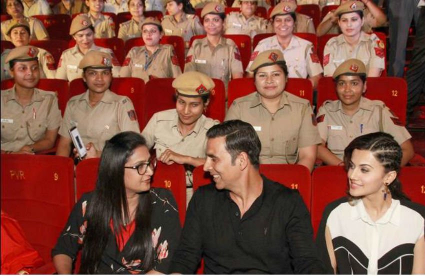 अक्षय ने भी इन महिला पुलिस कर्मियों के साथ काफी इंजॉय किया..इस बात का अन्दाजा इन तस्वीरों से लगाया जा सकता है।