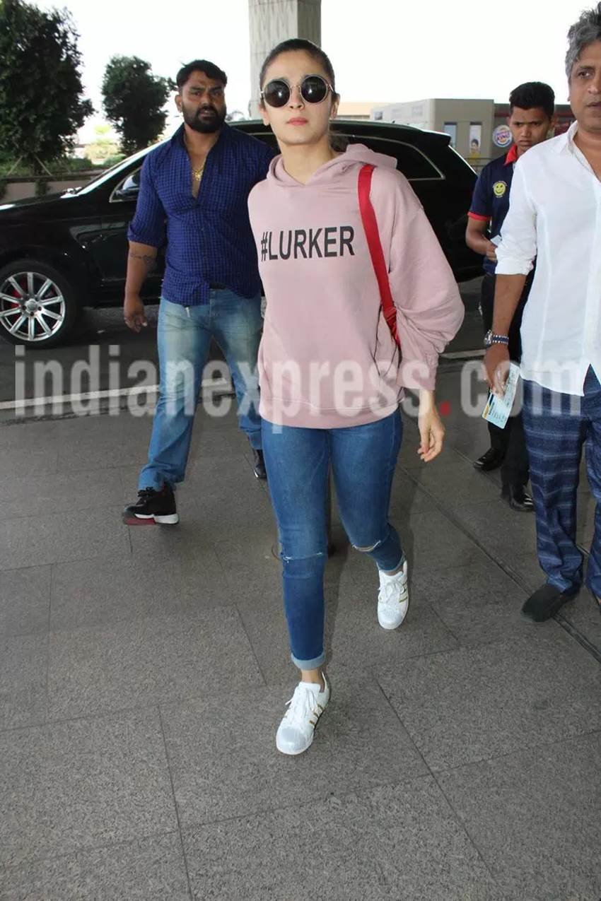 अलिया भट्ट को कुछ समय पहले हवाई अड्डे पर देखा गया हाल ही में उन्होंने बॉलीवूड में परिवारवाद जैसे मुद्दे पर अपनी राय दी। इस विषय पर उन्होंने कहा कि, वो किसी का भी नाम का नाम नहीं लेना चाहतीं, लेकिन उदाहरण के लिए बॉलीवूड में कई बेटे और बेटियां की आए हैं और बिना कुछ हासिल किए चले भी गये बॉलीवूड की प्रसिद्धी परिवार जैसी प्राथमिकता हासिल होने के बावजूद वो सब कुछ भी हासिल नही कर पाए आखिरकार, लोग आपको एक अभिनेता के रूप में देखते हैं इसलिए नहीं, क्योंकि आपका परिवार प्रसिद्ध है और आप दर्शकों को बेवकूफ नहीं बना सकते है। (Source: Photo by Varinder Chawla)