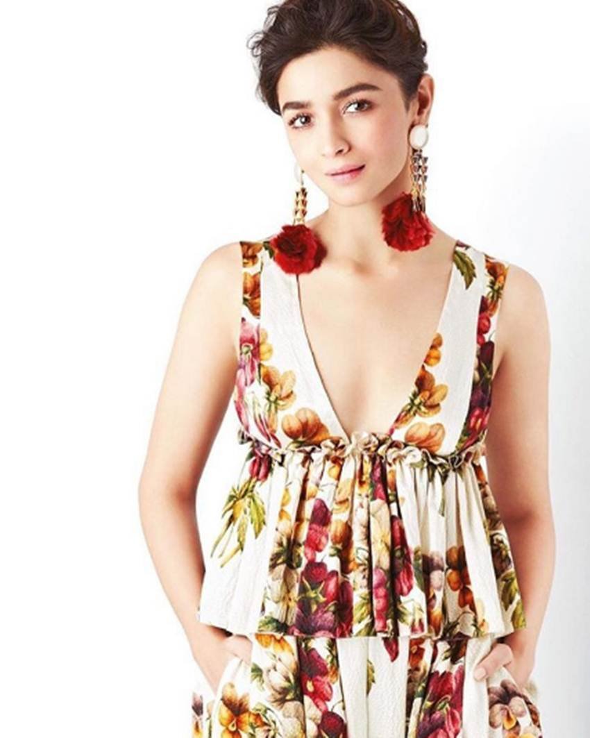 Sabyasachi, SpringCouture2017, AliaBhatt @aliaabhatt, Styled By Sabyasachi, bazaarindia, hermes, BazaarIndiaturns8 #HarpersBazaarIndia Hand Crafted In India, The World Of Sabyasachi, Photograph by Suresh Natarajan