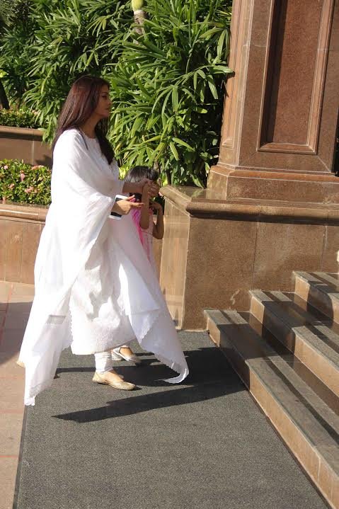 आराध्या को प्रार्थना सभा लेकर जाते हुए ऐश्वर्या।