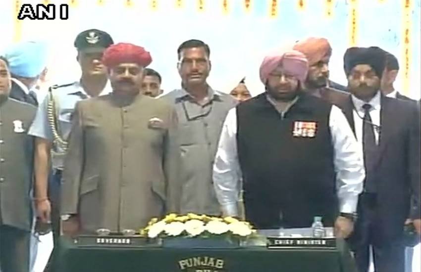 अमृंदर सिंह को सीएम पद की शपथ राज्यपाल वी पी सिंह ने दिलाई (Source: ANI)