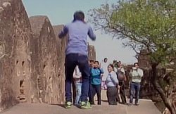 उत्तर प्रदेश: हिंदू महासभा का दावा- लव जिहाद से बचाएगा पुलिस का एंटी रोमियो दल