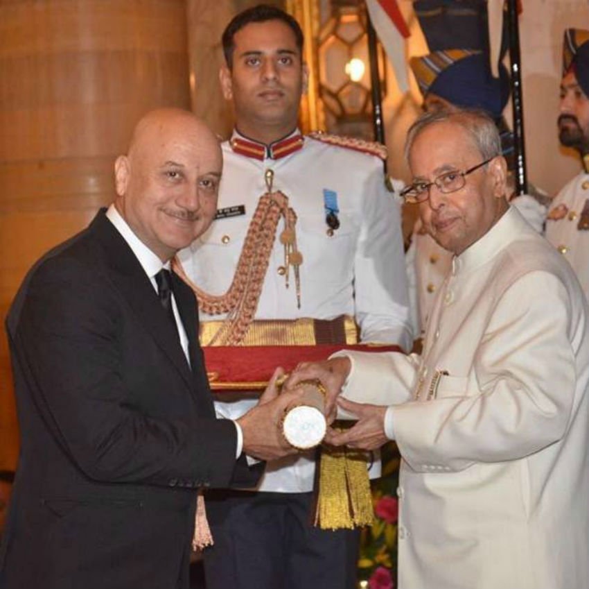 anupam kher,kiran kher, birtheday, celeberation, anil kapoor, nana patekar, sikandar kher, aupam kher birthday, aupam kher bday, aupam kher b'day, jansatta,jansatta online, hindi online, hindi news