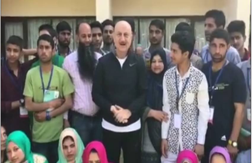 अनुपम खेर कश्मीरी छात्रों के साथ।