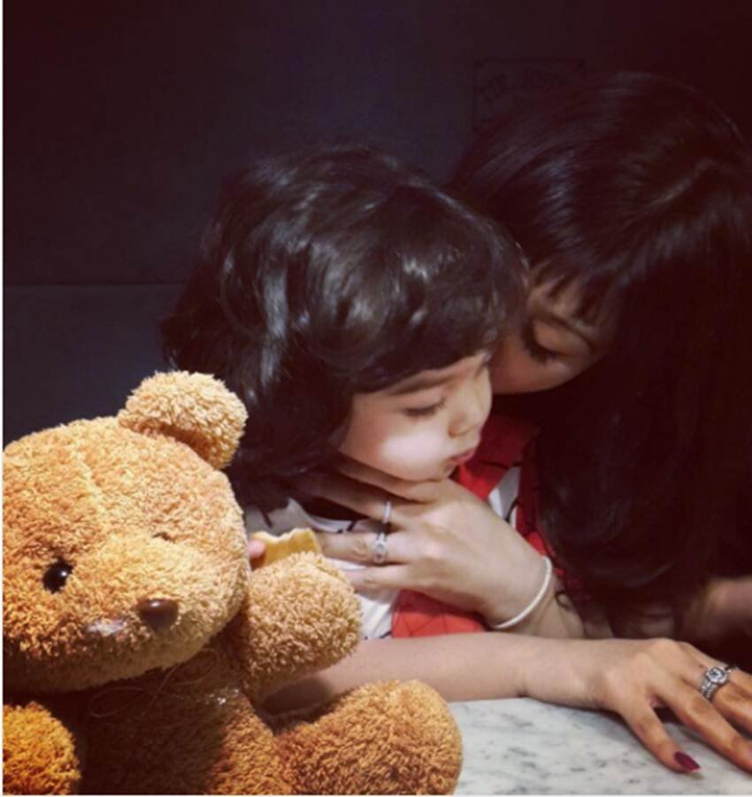 ayesha takia photos jansatta, ayesha takia latest photos, ayesha takia with her Son, ayesha takia Son, ayesha takia With Her Husband, Farhan azmi with mikail, ayesha takia with mikail, mikail Son of Ayesha