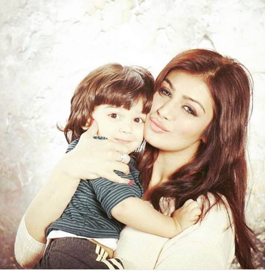 ayesha takia photos jansatta, ayesha takia latest photos, ayesha takia with her Son, ayesha takia Son, ayesha takia With Her Husband, Farhan azmi with mikail, ayesha takia with mikail, mikail Son of Ayesha
