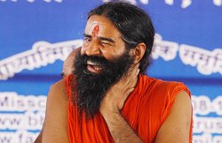 साधु-संतों के बीच गाय पर राजू श्रीवास्‍तव के इस जोक का बाबा रामदेव कैसे उठा रहे हैं मजा, देख‍िए वीड‍ियो