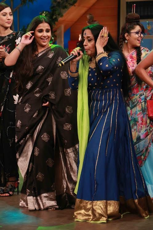 कोई सिंगर शो पर जाए और बिना गाए लौट आए ऐसा कभी नहीं होता। इसी मौके का फायदा उठाते हुए कपिल ने इला अरुण से गाना गवाया।