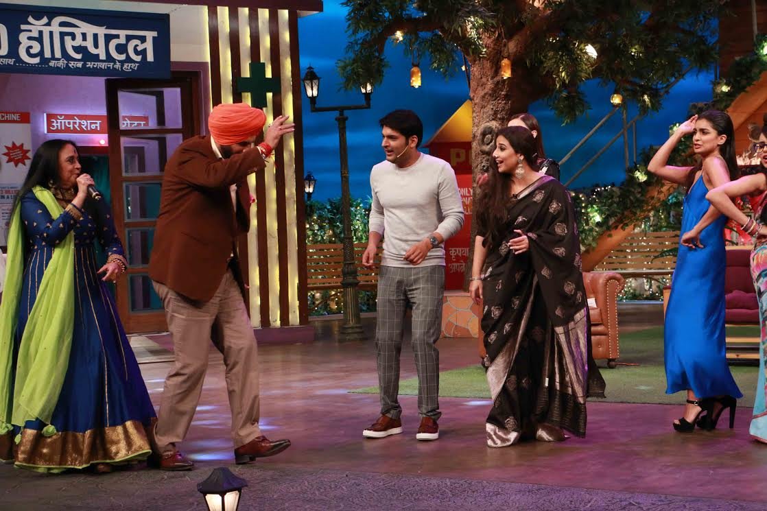 स्टेज पर मस्ती देख नवजोत सिंह सिद्धू भी वहां पहुंच गए।