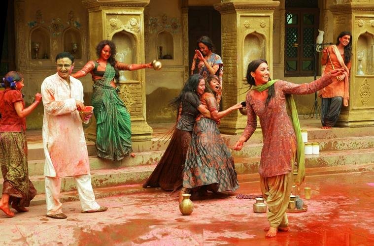 शूटिंग के बहाने होली मनाने का मौका मिला तो सभी ने इसका जमकर फायदा उठाया।