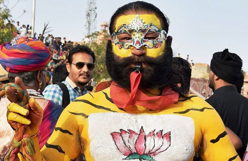 UP विधानसभा चुनाव 2017: चुनावी रैली के दौरान खड़ा एक शख्स.