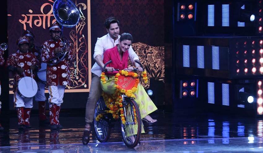 Varun Dhawan,The Voice India,Shaan,Salim Merchant,Neeti Mohan,Benny Dayal,Badrinath Ki Dulhania,Alia Bhatt, Indian Idol seoson 9, Anu malik, Farah Khan, Sonu Nigam, Singing Reality Show