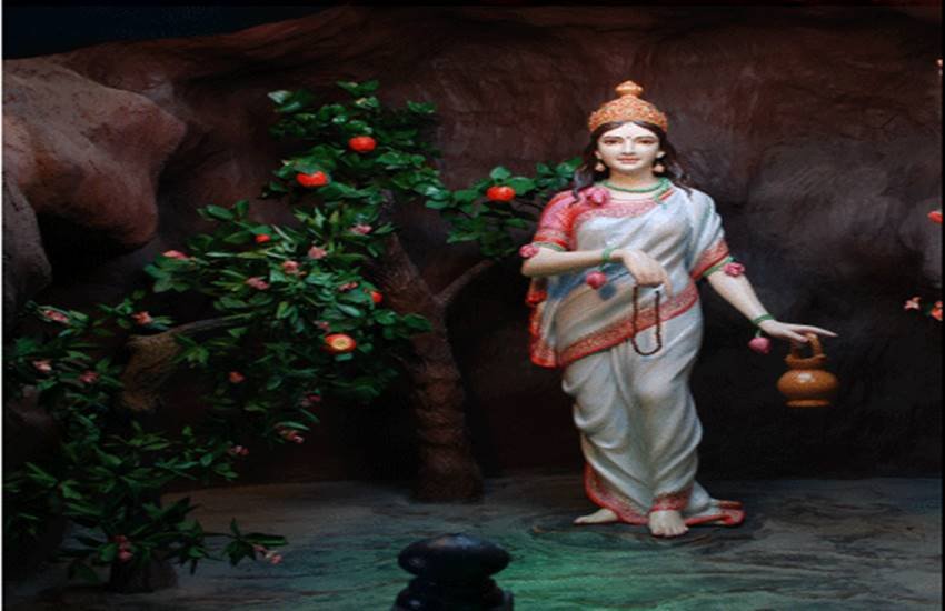 देवी ब्रह्मचारिणी, माँ पार्वती के जीवन काल का वो समय था जब वे भगवान शिव को अपने पति के रूप में पाने के लिए कठोर तपस्या कर रही थी। देवी ब्रह्मचारिणी, माँ पार्वती के जीवन काल का वो समय था जब वे भगवान शिव को अपने पति के रूप में पाने के लिए कठोर तपस्या कर रही थी।