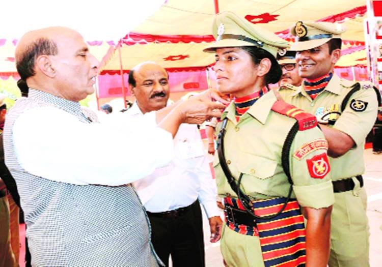 बीएसएफ की पासिंग परेड में शामिल राजनाथ सिंह।