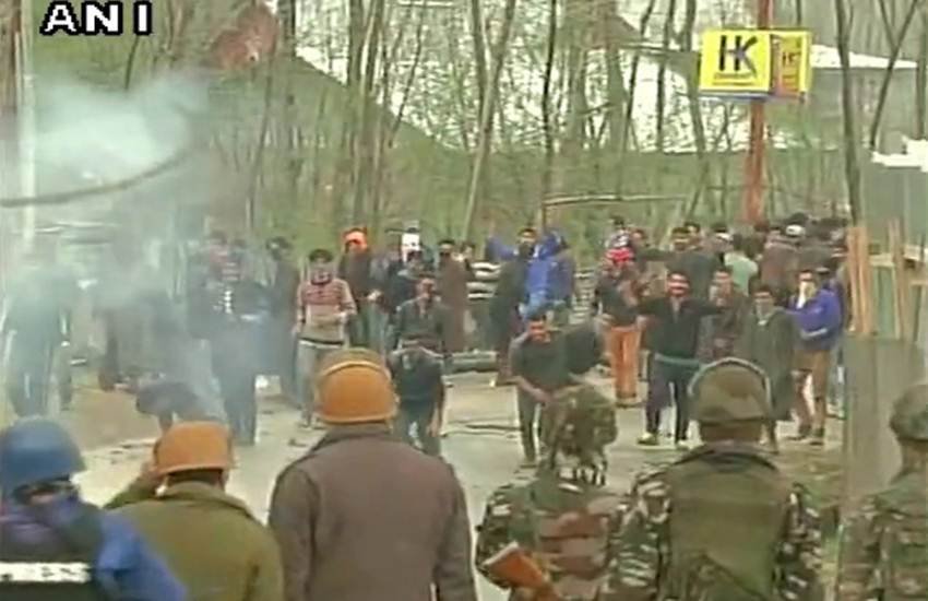 सुरक्षा बलों पर पत्थरबाजी करते हुए लोग। (Source: ANI)