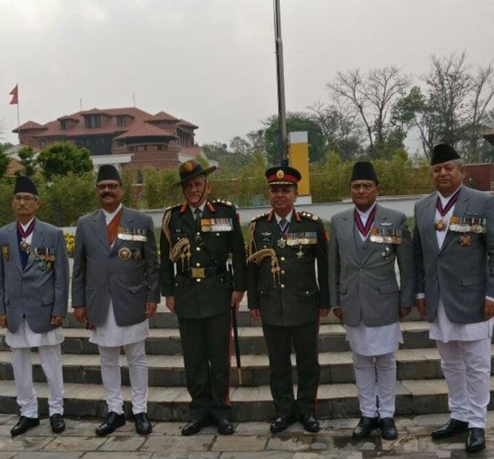 एक जैसे ब्राउन बेल्ट में नेपाली आर्मी के साथ भारतीय आर्मी चीफ बिपिन रावत (Indian Army)