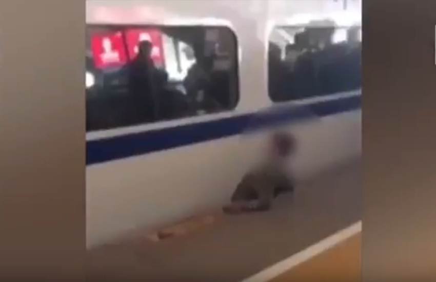प्लेटफॉर्म और ट्रेन के बीच फंसा शख्स (Source: Youtube Video grab)
