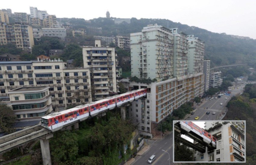 चीन में बिल्डिंग के बीच से गुजरती हुई ट्रेन। (Photo Source: Twitter)