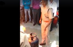 दिल्ली: पुलिसवाले ने बताया सिलेंडर से लगी आग बुझाने का आसान तरीका, दो दिन में 65 लाख बार देखा गया Video