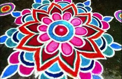 Holi Rangoli: इन आसान और ट्रेंडी डिजायन के जरिए बनाएं अपना घर खूबसूरत