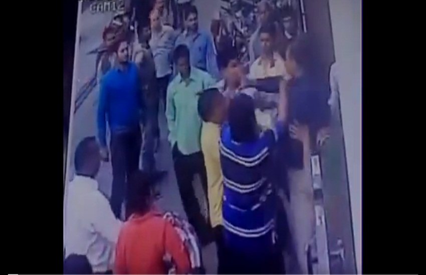 बुलंदशहर में डॉक्टर के पिटाई की पूरी घटना सीसीटीवी कैमरे में कैद हो गई।( Source: ANI )