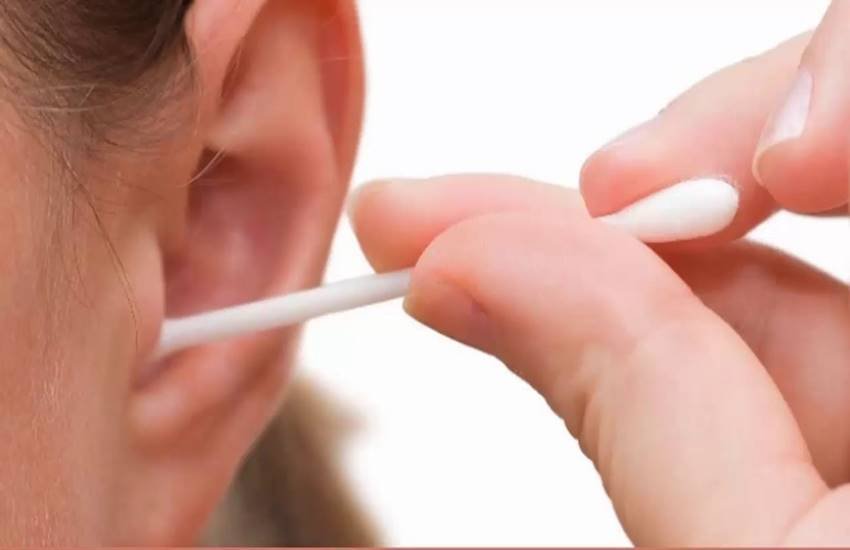 Ear buds, ear cotton buds, ear buds for ear clean, ear clean, how to clean ears, ear cleaning by ear buds, ear cleaning process, health news, health tips in hindi