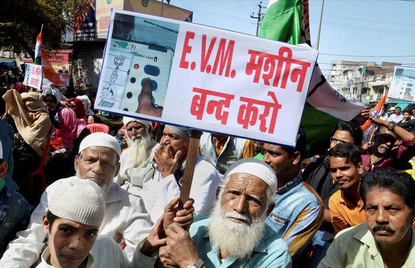 ईवीएम मशीन में तकनीकी गड़बड़ी को लेकर विरोध करते हुए कांग्रेस के कार्यकर्ता (Source Image: PTI)