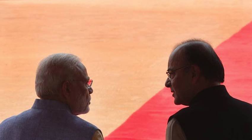 अरुण जेटली के साथ बैठे पीएम नरेंद्र मोदी 