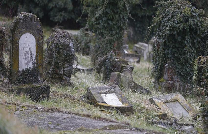 gravedigger, Hanumanthapura Hindu Burial Ground in Srirampura, Hanumanthapura, Hanumanthapura Hindu, tombstones, cucumber, चिन्नम्मा, हनुमंतपुरा हिन्दू कब्रिस्तान श्रीरामपुरा, profession, G Channamma