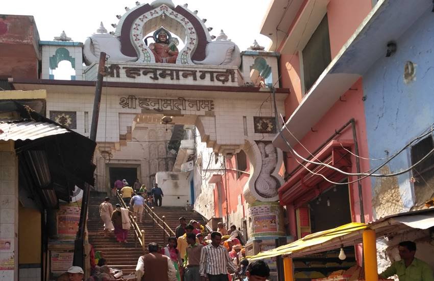 सरकार में आए योगी अभी और बातों में मशगूल है। अयोध्या के राम लला मंदिर पर मौन हैं। 
