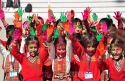 होली खेलते वक्त रखें इन बातों का ख्याल