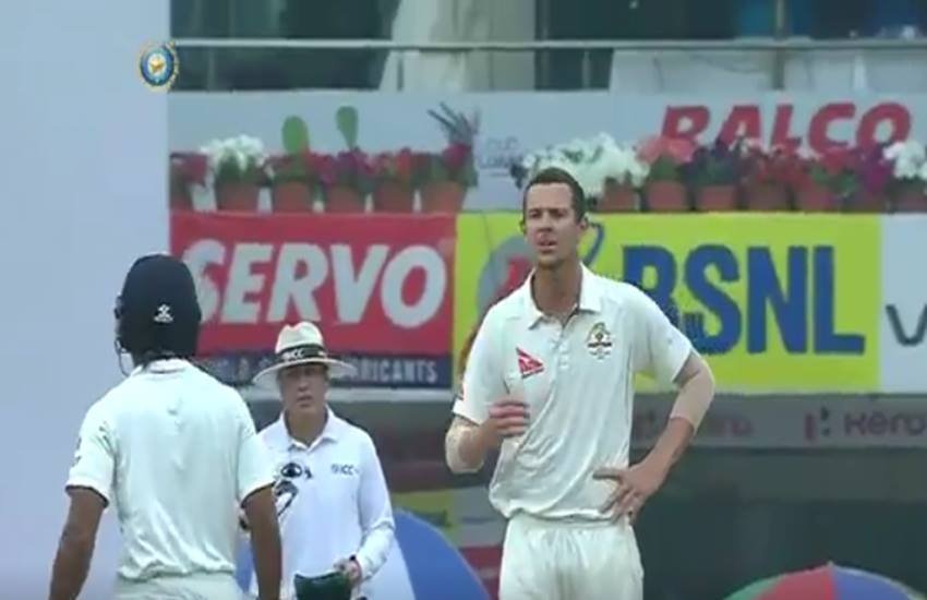 भारतीय बल्लेबाज रिद्धिमान साहा को उकसाते अॉस्ट्रेलियाई बॉलर जॉश हेजलवुड।