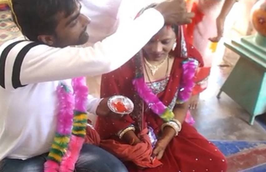 मुस्लिम युवती तस्लीमा ने तीन तलाक से तंग आकर हिंदू लड़के से शादी कर ली है। (Image Source: Facebook)