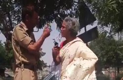 वीडियो: पुलिस ने रोका तो महिला बोली- जज की बेटी हूं, औकात बता दूंगी, अजीबोगरीब मुंह बनाकर चिढ़ाया भी