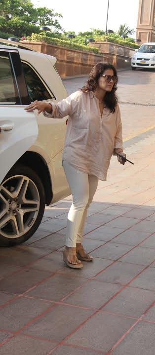 काजोल भी यहां पहुंची थीं।