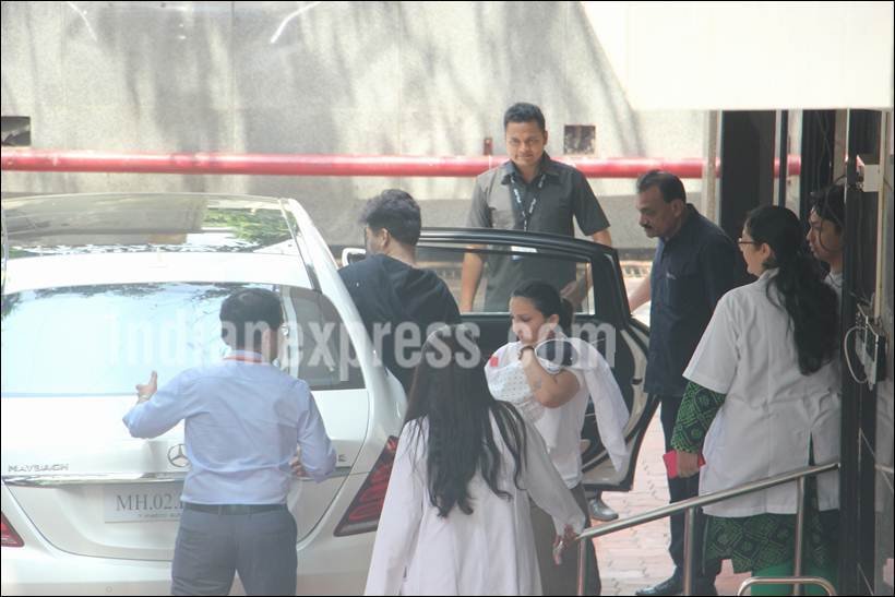 करण जौहर अपने बच्चों यश और रूही को लेकर घर आ गए हैं। यश और रूही पैदा होने के बाद से मुंबई के सूर्य अस्पताल के NICU में भर्ती थे।