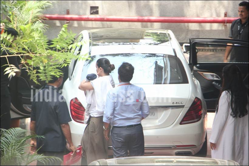 करण जौहर ने अपने फैन्स और फॉलोअर्स से वादा किया था कि वह जल्द अपने बच्चों तस्वीरें शेयर करेंगे।