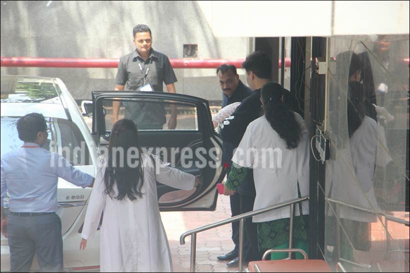 मंगलवार को आलिया भट्ट करण जौहर के बच्चों से मिलने पहुंची थीं।