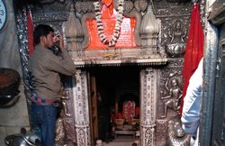 करणी माता मंदिर: जहां चूहों को मिलता है भक्तों से पहले प्रसाद, सफेद चूहे दिखना माना जाता है सौभाग्य सूचक