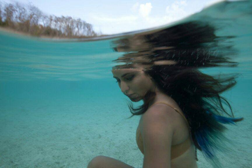 ये कैटरीना का अंडर वॉटर तस्वीरें हैं। कैट ने ये तस्वीरें अपने फेसबुक अकाउंट पर शेयर की थीं। इन तस्वीरों को सोशल मीडिया पर काफी पसंद किया गया था।