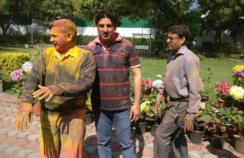 holi, holi celebrations, holi photos, holi pics, holi celebration photos, holi pictures, arvind kejriwal holi, govinda holi, shivraj singh chauhan holi, kailash kher holi, tejpratap yadav holi, mukhtar abbad naqvi holi, holi news