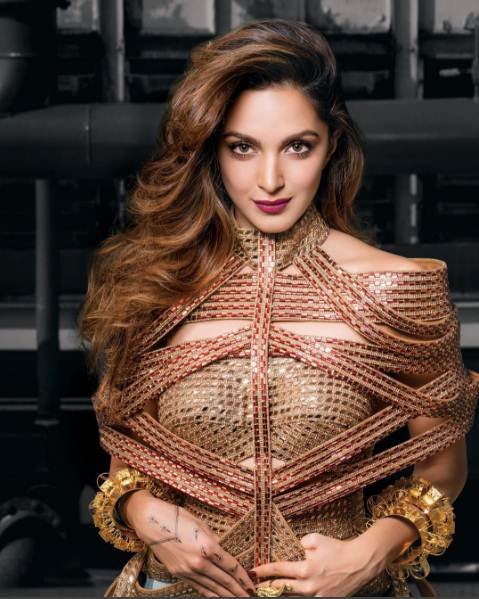 कियारा का असली नाम आलिया आडवाणी है। लेकिन सलमान खान के कहने पर उन्होंने अपना नाम आलिया से कियारा किया था। क्योंकि उनसे पहले आलिया भट्ट इंडस्ट्री में डेब्यू कर चुकी थीं।