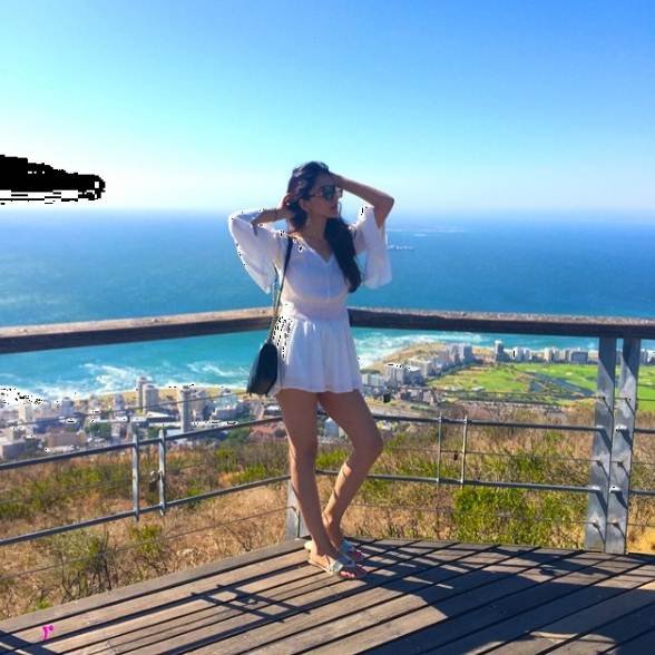 कियारा का फेवरेट कलर व्हाइट है।वहीं अगर उनकी फेवरेट ड्रेस की बात करें तो वह ब्लैक मिनी ड्रेस है।