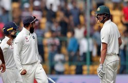 ऑस्‍ट्रेलियन अखबार का आरोप- विराट कोहली ने गुस्‍से में कंगारू अधिकारी पर फेंकी बोतल, हैंड्सकॉम्‍ब को किया गला काटने का इशारा