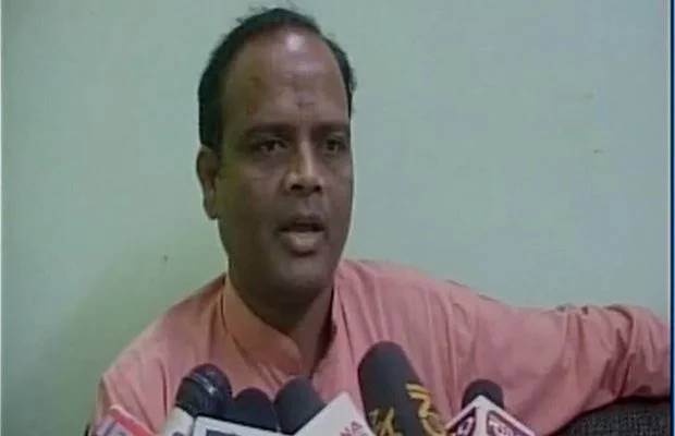 राष्‍ट्रीय स्‍वयंसेवक संघ (आरएसएस) ने केरल के मुख्‍यमंत्री पिनारायी विजयन का सिर काटने पर पुरस्‍कार का एलान करने वाले कुंदन चंद्रावत को निकाल दिया।