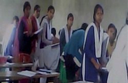 यूपी बोर्ड परीक्षा 2017: सामूहिक नकल करते कैमरे में कैद स्टूडेंट्स, कोई बुक से तो कोई दूसरे की कापी से कर रहा था चीटिंग, लड़कियां भी नहीं रहीं पीछे