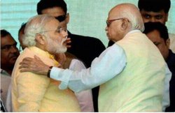 दिग्विजय सिंह ने लालकृष्ण आडवाणी, नरेंद्र मोदी की फोटो ट्वीट कर मारा ताना, योगी आदित्य नाथ पर साधा निशाना