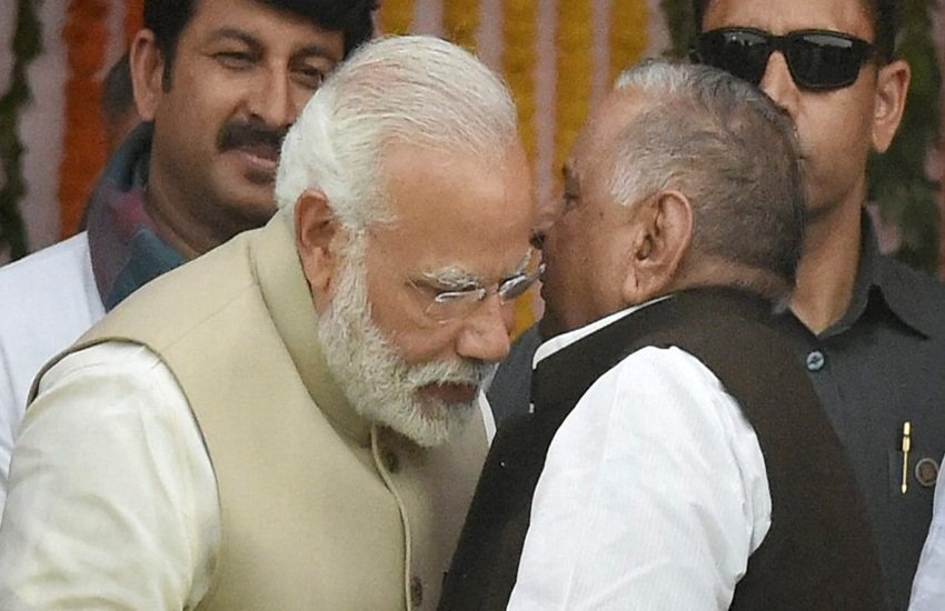 पीएम मोदी और मुलायम सिंह यादव। (FILE PHOTO)