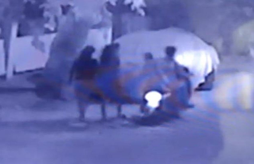 बेंगलुरु में महिला के साथ सरेआम छेड़छाड़। (Screengrab)